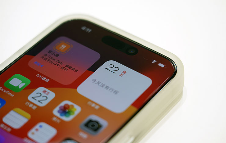 「磁吸立架手機殼」的邊框也做到高於螢幕，如此一來即使螢幕朝下擺放也不會刮傷。