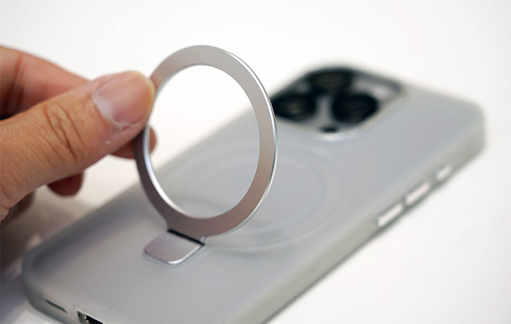 磁吸金屬環可向外扳開，如此一來就能變身為立架使用。