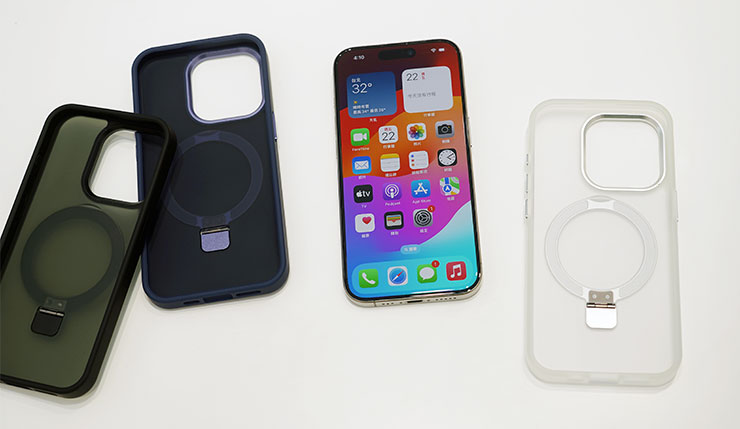 實際看過小豪包膜新推出的 99 元磁吸立架手機殼，質感與功能性都很優，目前也有透明、透黑與深藍三種款式可以選擇，小豪老闆也說未來將會引進更多不同顏色款式。