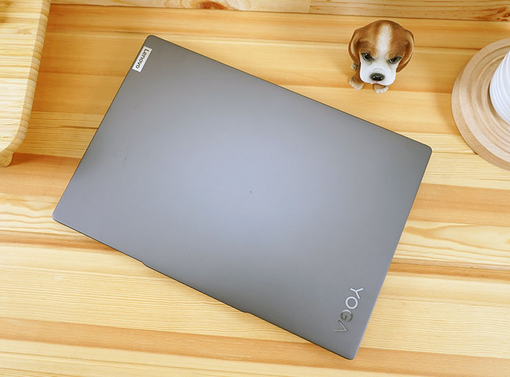 Lenovo Yoga Pro 7i Gen 8 開箱與深度實測:輕薄高質感,人工智慧為效能與體驗再升級! - 阿祥的網路筆記本 此次阿祥開箱的 Yoga Pro 7i 是「風暴灰」款式,同時也有另一款較活潑的「潮水綠」款式。