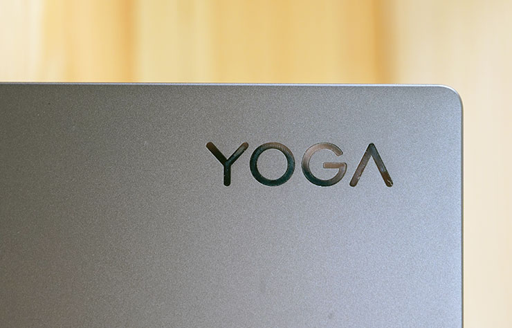 Lenovo Yoga Pro 7i Gen 8 開箱與深度實測:輕薄高質感,人工智慧為效能與體驗再升級! - 阿祥的網路筆記本 Yoga Pro 7i 的機身為鋁合金打造,霧面處理手感更佳,上蓋的 Yoga LOGO 則是採亮面金屬材質搭配。