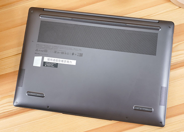 Lenovo Yoga Pro 7i Gen 8 開箱與深度實測:輕薄高質感,人工智慧為效能與體驗再升級! - 阿祥的網路筆記本 機身底部同樣四邊採圓弧內縮設計,讓機身更顯纖薄。