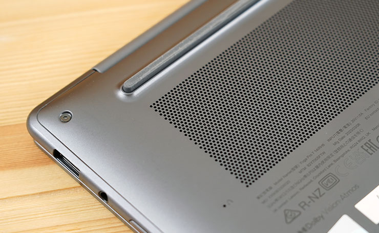 Lenovo Yoga Pro 7i Gen 8 開箱與深度實測:輕薄高質感,人工智慧為效能與體驗再升級! - 阿祥的網路筆記本 底部上半可以看到沖孔式的散熱進氣孔。