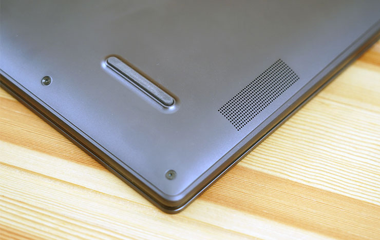 Lenovo Yoga Pro 7i Gen 8 開箱與深度實測:輕薄高質感,人工智慧為效能與體驗再升級! - 阿祥的網路筆記本 底部左右側各設置了一組揚聲器開孔。