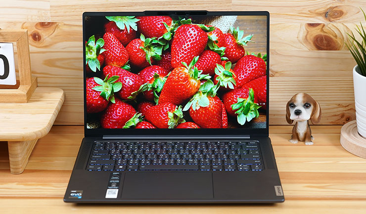 Lenovo Yoga Pro 7i Gen 8 開箱與深度實測:輕薄高質感,人工智慧為效能與體驗再升級! - 阿祥的網路筆記本 打開上蓋,14.5 吋的顯示器透過極窄邊框的設計,讓畫面範圍更為放大,同時採用了 IPS 背光的 PureSight Pro 顯示技術,讓畫面的顯色、亮度與對比表現更為優異。