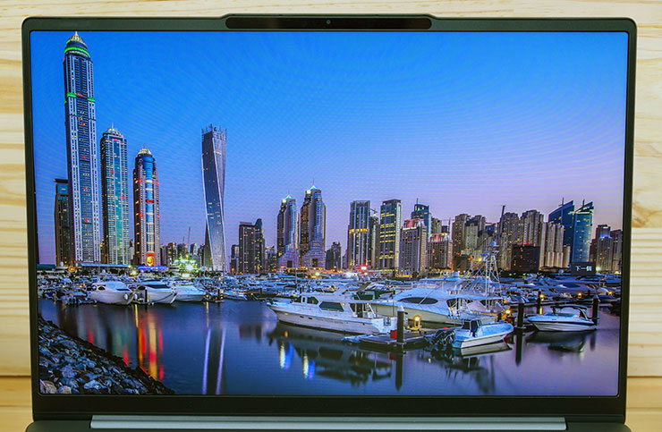 Lenovo Yoga Pro 7i Gen 8 開箱與深度實測:輕薄高質感,人工智慧為效能與體驗再升級! - 阿祥的網路筆記本 Yoga Pro 7i 的顯示器為 16:10 的比例,讓縱向顯示範圍更大,閱讀文件、網頁也更有效率。