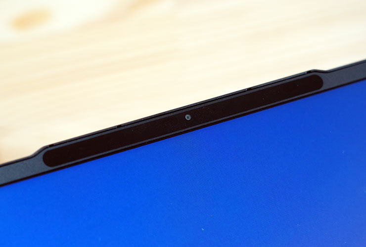 Lenovo Yoga Pro 7i Gen 8 開箱與深度實測:輕薄高質感,人工智慧為效能與體驗再升級! - 阿祥的網路筆記本 顯示器上方的視訊攝影機區塊略為凸起,並同步整合了陣列式麥克風、IR 攝影機功能。