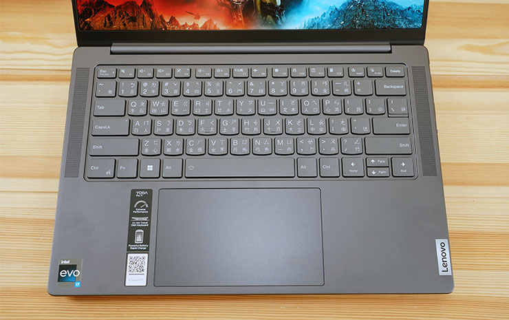 Lenovo Yoga Pro 7i Gen 8 開箱與深度實測:輕薄高質感,人工智慧為效能與體驗再升級! - 阿祥的網路筆記本 機身 C 面採用與外殼一致的配色,包括孤島式鍵盤與大尺寸的無鍵式觸控板。