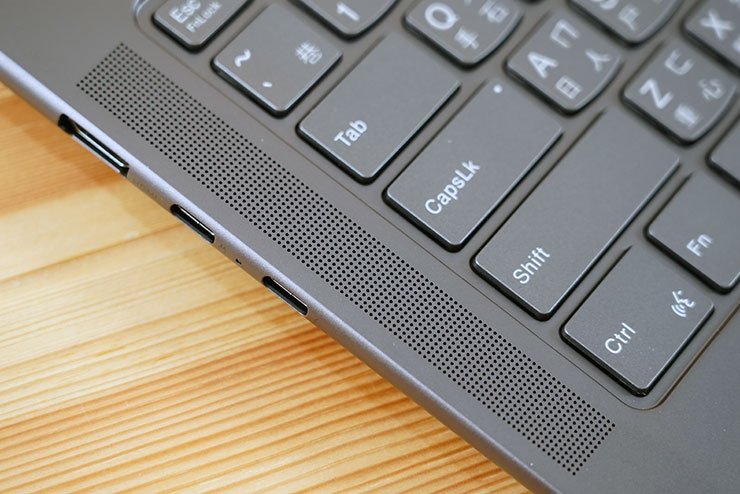 Lenovo Yoga Pro 7i Gen 8 開箱與深度實測:輕薄高質感,人工智慧為效能與體驗再升級! - 阿祥的網路筆記本 C 面左右兩側也設置有向上發聲的揚聲器。