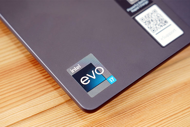 Lenovo Yoga Pro 7i Gen 8 開箱與深度實測:輕薄高質感,人工智慧為效能與體驗再升級! - 阿祥的網路筆記本 此次受測的 Yoga Pro 7i 也通過了 Intel® Evo™ 平台認證,機身上可看到醒目的貼標。