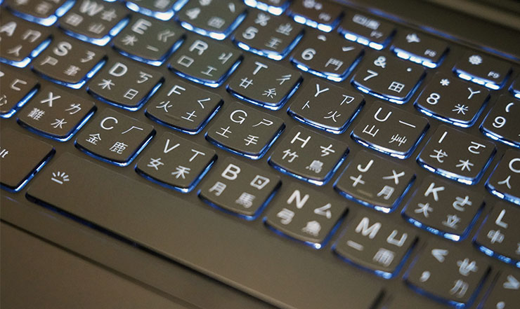 Lenovo Yoga Pro 7i Gen 8 開箱與深度實測:輕薄高質感,人工智慧為效能與體驗再升級! - 阿祥的網路筆記本 鍵盤的鍵帽可看到略帶弧面的處理,更能符合手指接觸的舒適性,同時也搭配白色背光,在暗處使用也很便利。