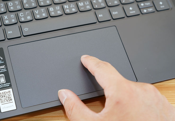 Lenovo Yoga Pro 7i Gen 8 開箱與深度實測:輕薄高質感,人工智慧為效能與體驗再升級! - 阿祥的網路筆記本 大尺寸的無鍵式觸控板,讓操控更為順暢。