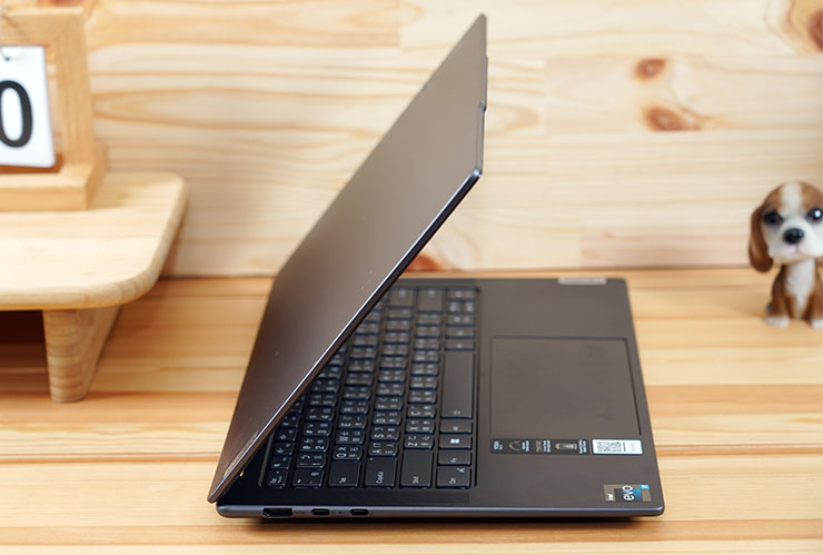 Lenovo Yoga Pro 7i Gen 8 開箱與深度實測:輕薄高質感,人工智慧為效能與體驗再升級! - 阿祥的網路筆記本 從側面來看 Yoga Pro 7i 顯得十分纖薄。