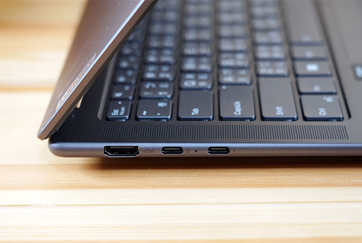 Lenovo Yoga Pro 7i Gen 8 開箱與深度實測:輕薄高質感,人工智慧為效能與體驗再升級! - 阿祥的網路筆記本 機身左側搭配了 HDMI 埠與兩組 USB Type-C 形式的連接埠,其中之一為 USB 3.2 Gen2 規格,另一組為速度更快、功能更多元的 Thunderbolt 4 規格。