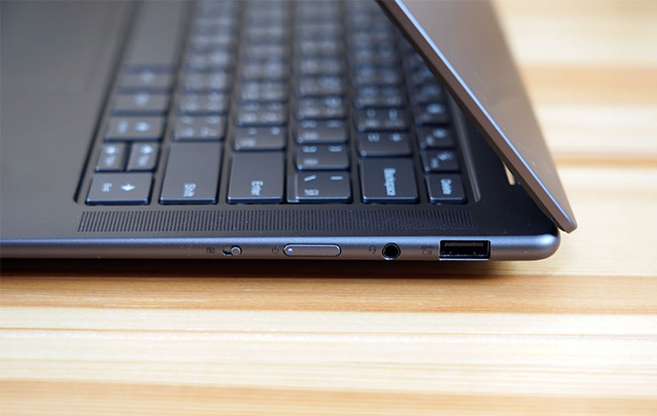Lenovo Yoga Pro 7i Gen 8 開箱與深度實測:輕薄高質感,人工智慧為效能與體驗再升級! - 阿祥的網路筆記本 機身右側可看到 USB 3.2 Gen1 Type-A 埠、3.5 mm 耳機 / 麥克風接口、電源鈕與視訊攝影機的 E-Shutter 開關。