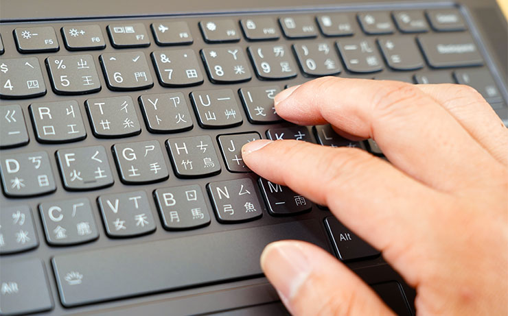 Lenovo Yoga Pro 7i Gen 8 開箱與深度實測:輕薄高質感,人工智慧為效能與體驗再升級! - 阿祥的網路筆記本 Yoga Pro 7i 擁有人體工學弧面設計、1.5 mm 鍵程的鍵盤,實際敲擊的手感非常優!