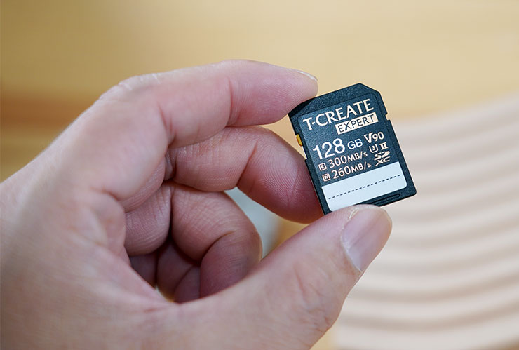 記憶卡為全黑設計搭配金色元素的文字，質感相當不錯，正面標籤也保留了空白的書寫區，可允許使用者自行書寫標註。