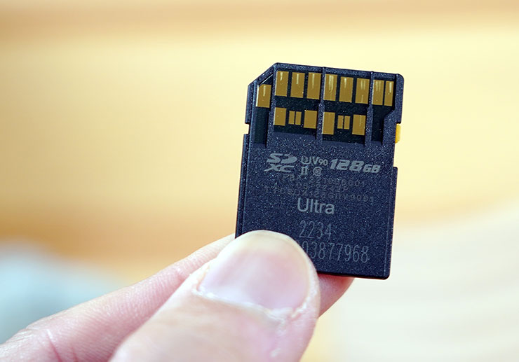 記憶卡背面的金手指可看到雙排設計，為 UHS-II 規格，並能同時向下相容 UHS-I 規格。