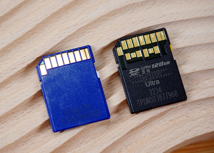 比較一下圖左的 UHS-I 記憶卡，可看到金手指的明顯差異。