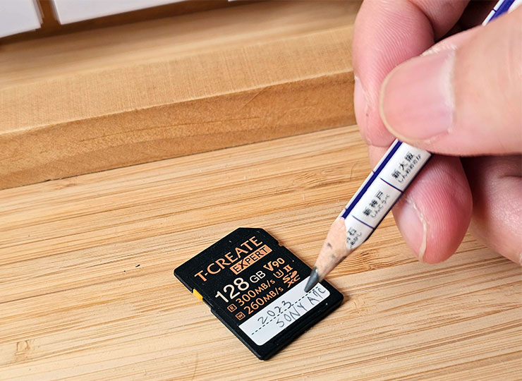 T-CREATE EXPERT SDXC UHS-II U3 V90 記憶卡的正面標籤也預留有書寫區，可自行書寫標註使用需求，更方便創作者為記憶卡分門別類。