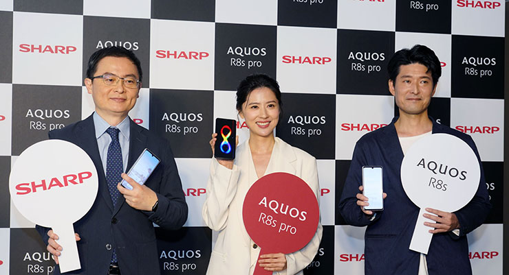 圖左至右台灣夏普總經理張凱傑、演員林予晞、日本夏普手機事業部長中江優晃。