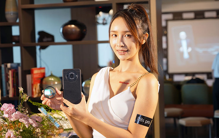 AQUOS R8s pro 擁有一吋感光元件的 7 片式主鏡頭，並能搭配隨附的專屬保護殼安裝濾鏡。