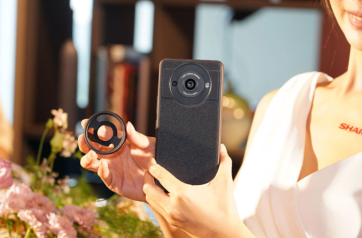 安裝上保護殼的 AQUOS R8s pro 與濾鏡連接卡環