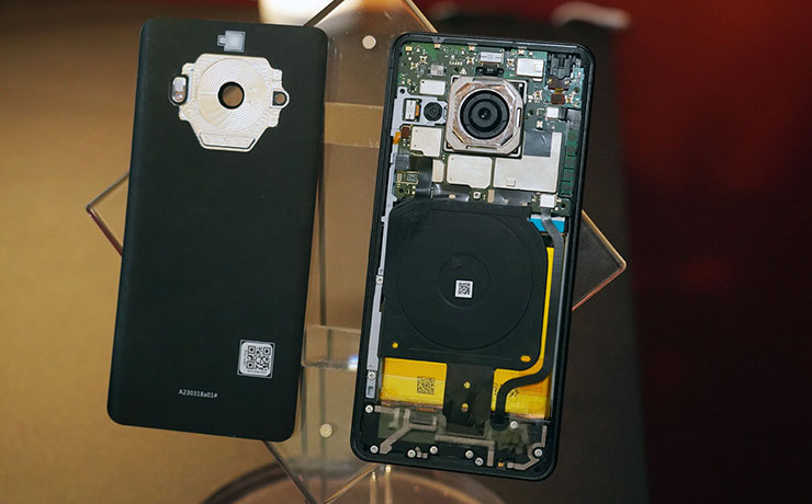 AQUOS R8s pro 在圓型鏡頭處設計了散熱環，可有效散出機身內部的熱度