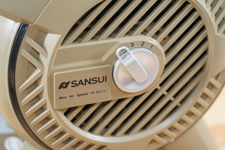 SANSUI 山水戶外循環渦輪扇 TURBINE 開箱實測:輕巧高顏值,風力超強不怕炎夏露營高溫! - 阿祥的網路筆記本 機身側面可以看到旋鈕式風力切換開關,使用起來很直覺,同時有三段風力可以調校,側面也標示了最大風速 14.5 m/s 的規格,十分強勁!