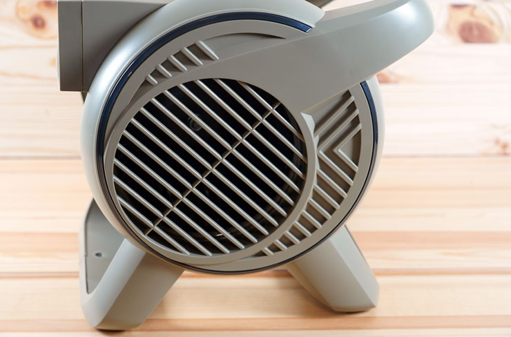 SANSUI 山水戶外循環渦輪扇 TURBINE 開箱實測:輕巧高顏值,風力超強不怕炎夏露營高溫! - 阿祥的網路筆記本 機身另一側可以看到進風孔,隱約可見內部的渦輪式風扇。