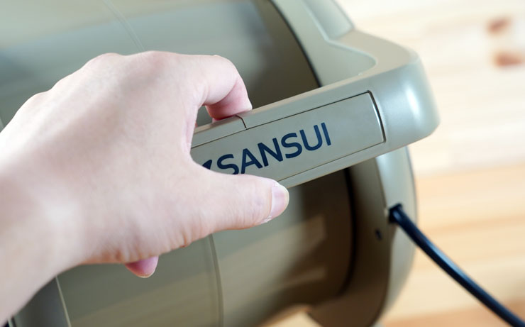 SANSUI 山水戶外循環渦輪扇 TURBINE 開箱實測:輕巧高顏值,風力超強不怕炎夏露營高溫! - 阿祥的網路筆記本 機身上也自帶提把,方便手持移動,提把上有山水的 LOGO。