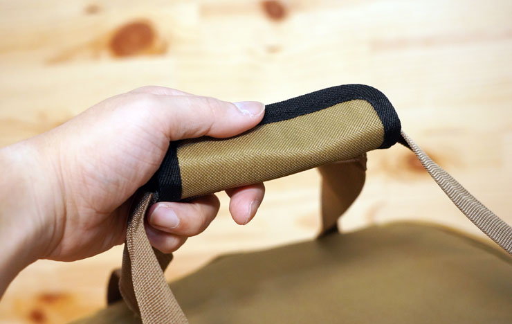 SANSUI 山水戶外循環渦輪扇 TURBINE 開箱實測:輕巧高顏值,風力超強不怕炎夏露營高溫! - 阿祥的網路筆記本 收納袋提把也有加固設計,握起來也可以消減重量負擔。