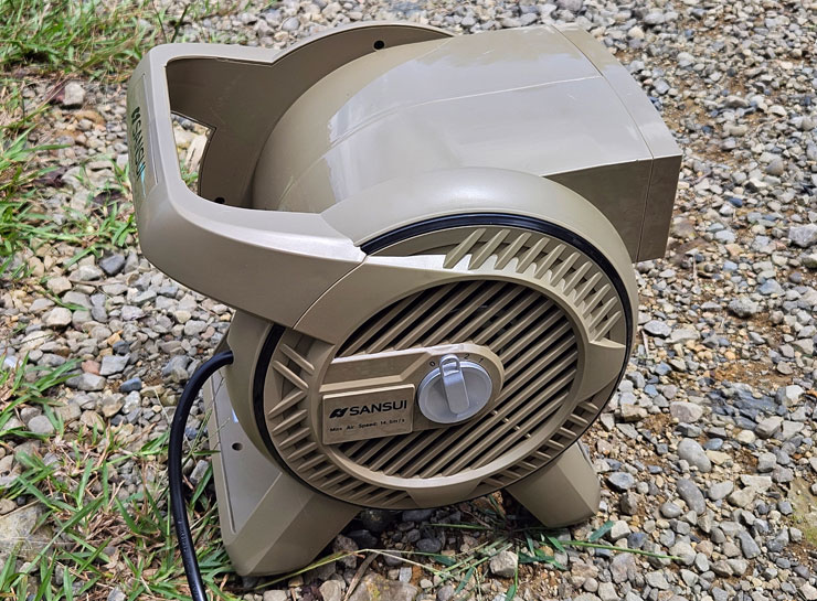 SANSUI 山水戶外循環渦輪扇 TURBINE 開箱實測:輕巧高顏值,風力超強不怕炎夏露營高溫! - 阿祥的網路筆記本 山水戶外循環渦輪扇 TURBINE 的腳座有止滑設計,在不同地面上也都能穩穩擺放。