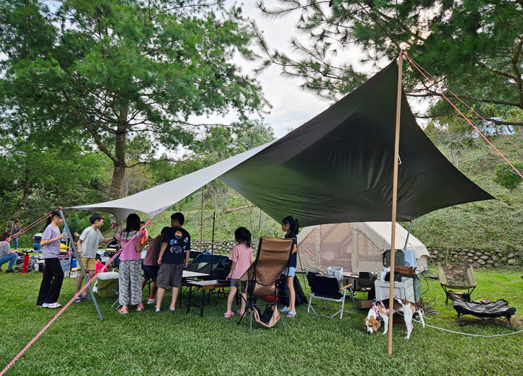 SANSUI 山水戶外循環渦輪扇 TURBINE 開箱實測:輕巧高顏值,風力超強不怕炎夏露營高溫! - 阿祥的網路筆記本 像是阿祥使用的十人大天幕,也可以透過山水戶外循環渦輪扇 TURBINE 擺放在邊角,就能完整覆蓋到整個天幕空間。