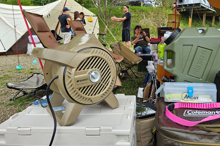 SANSUI 山水戶外循環渦輪扇 TURBINE 開箱實測:輕巧高顏值,風力超強不怕炎夏露營高溫! - 阿祥的網路筆記本 山水戶外循環渦輪扇 TURBINE 本身相當輕巧,也能隨需要擺放至收納箱上來使用。