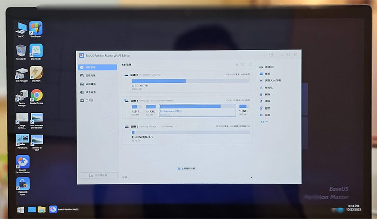 有了建置的 USB 開始碟，即可使用它進行啟動 WinPE 作業系統，並直接透過整合內置的 EaseUS Partition Master 進行磁碟的問題解決囉。