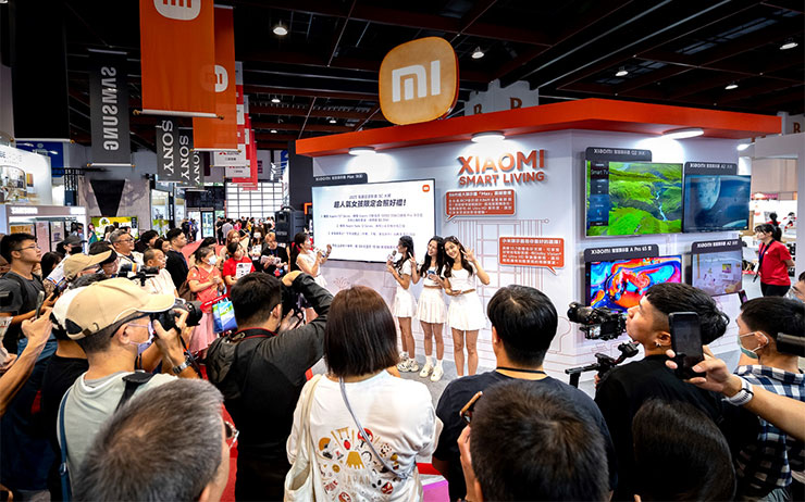 人氣女孩們超級親民，於現場直接帶著粉絲逛小米展位