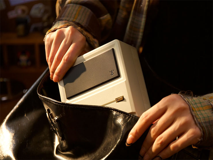 AYANEO AM01 迷你遊戲桌機可以方便攜帶