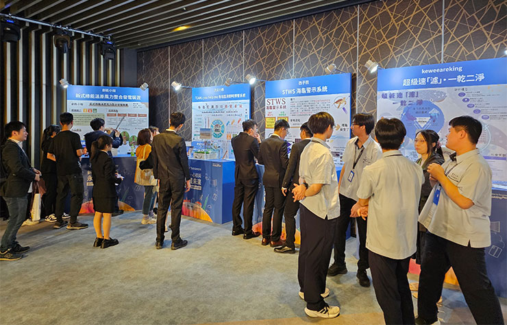 Solve for Tomorrow 競賽頒獎現場也設置有入圍九組同學的作品攤位。