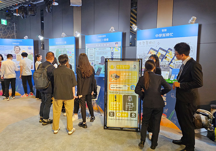 面對採訪的媒體，同學們也非常賣力介紹自己努力了 8 個月的成果。