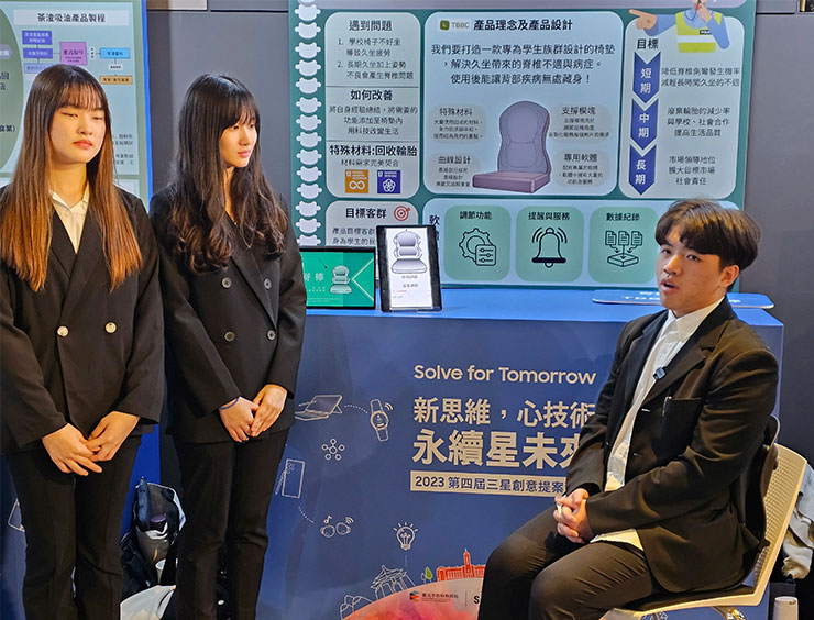 同學們以自身問結合回收材料打造的護脊椅墊。