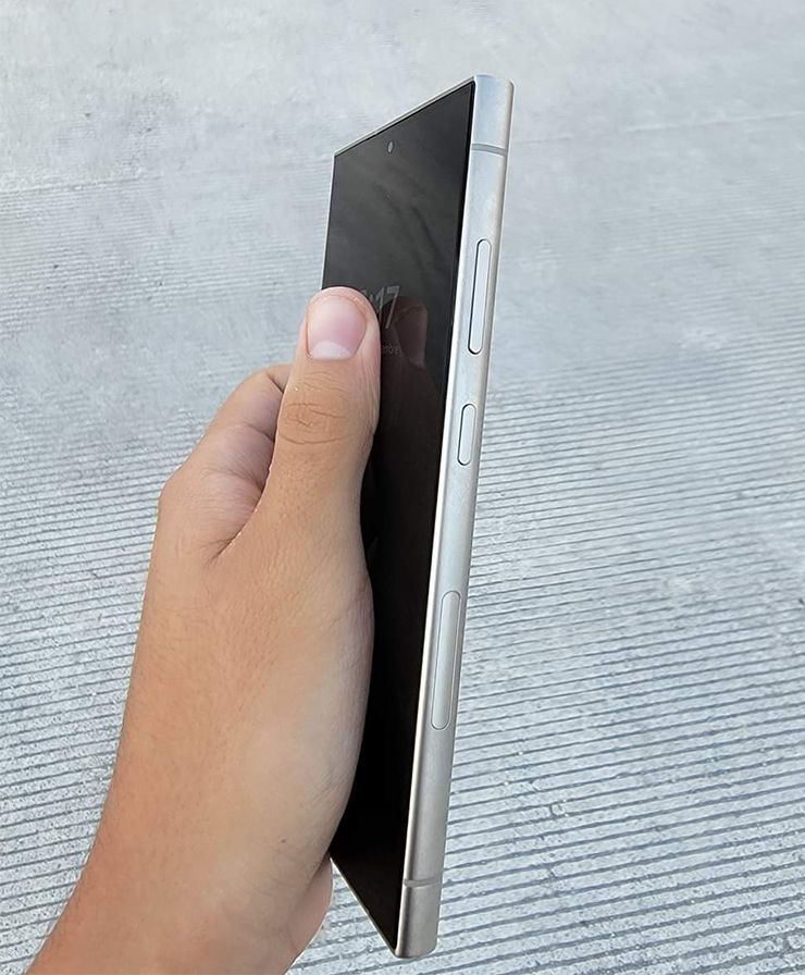 Galaxy S24 Ultra 的實機照片正側面，可看到平面螢幕設計