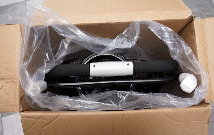 Petstro 沛德奧寵物推車開箱分享:309P 經典紐約系列 - 雙色千鳥,三輪設計更靈活,收摺簡單易攜帶! - 阿祥的網路筆記本 開箱,可以看到內層還有一道防塵袋保護