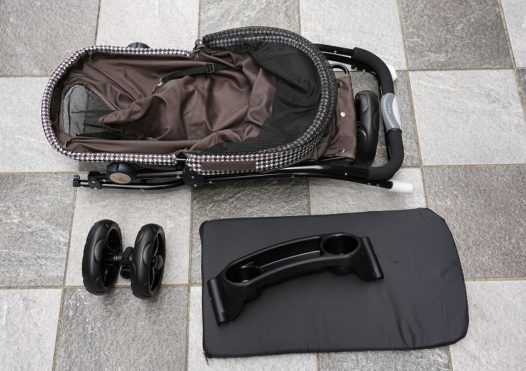 Petstro 沛德奧寵物推車開箱分享:309P 經典紐約系列 - 雙色千鳥,三輪設計更靈活,收摺簡單易攜帶! - 阿祥的網路筆記本 箱內物品一覽,包括推車本體,前輪(後雙輪已稍微固定在車上),車內底座與杯架。