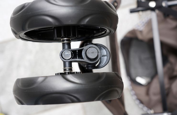 Petstro 沛德奧寵物推車開箱分享:309P 經典紐約系列 - 雙色千鳥,三輪設計更靈活,收摺簡單易攜帶! - 阿祥的網路筆記本 前輪同樣插入固定座後扣上卡榫就完成安裝