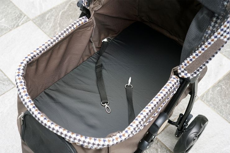 Petstro 沛德奧寵物推車開箱分享:309P 經典紐約系列 - 雙色千鳥,三輪設計更靈活,收摺簡單易攜帶! - 阿祥的網路筆記本 推車內部,將底座放入即完成安裝,可看到附有兩個固定繩勾,可確保狗狗不會中途「跳車」。