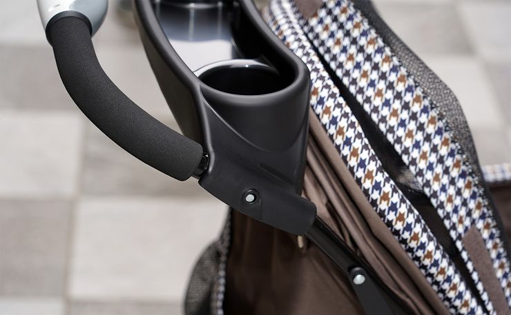 Petstro 沛德奧寵物推車開箱分享:309P 經典紐約系列 - 雙色千鳥,三輪設計更靈活,收摺簡單易攜帶! - 阿祥的網路筆記本 杯架同樣以扣具方式固定,插入後金屬卡榫固定至孔洞中完成安裝