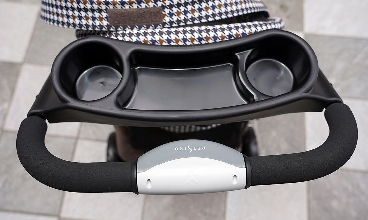 Petstro 沛德奧寵物推車開箱分享:309P 經典紐約系列 - 雙色千鳥,三輪設計更靈活,收摺簡單易攜帶! - 阿祥的網路筆記本 從推車使用者視角看,杯架有兩個置杯孔,中間也有空間可收納一些小物