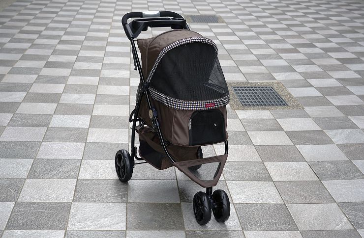 Petstro 沛德奧寵物推車開箱分享:309P 經典紐約系列 - 雙色千鳥,三輪設計更靈活,收摺簡單易攜帶! - 阿祥的網路筆記本 推車組立完成的樣子,設計簡單俐落,棕色的主色搭配千鳥紋飾看起來非常時尚!