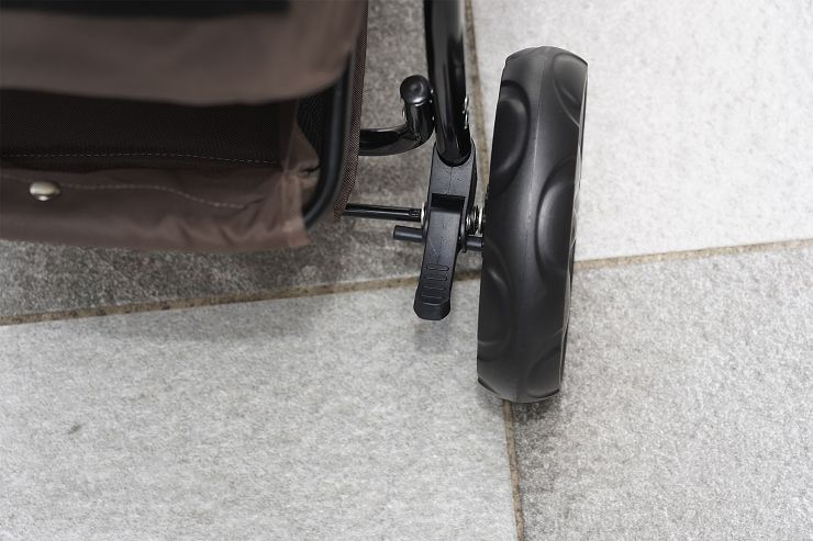 Petstro 沛德奧寵物推車開箱分享:309P 經典紐約系列 - 雙色千鳥,三輪設計更靈活,收摺簡單易攜帶! - 阿祥的網路筆記本 寵物上車前別忘了腳踩一下後輪的煞車,讓推車固定好位置比較安全!